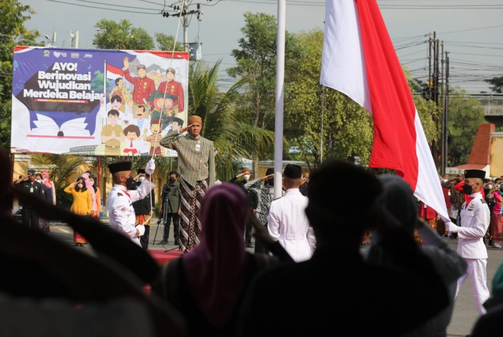 Manfaatkan Momentum Hari Guru, Ganjar Rilis Tiga Aplikasi Penunjang Kependidikan