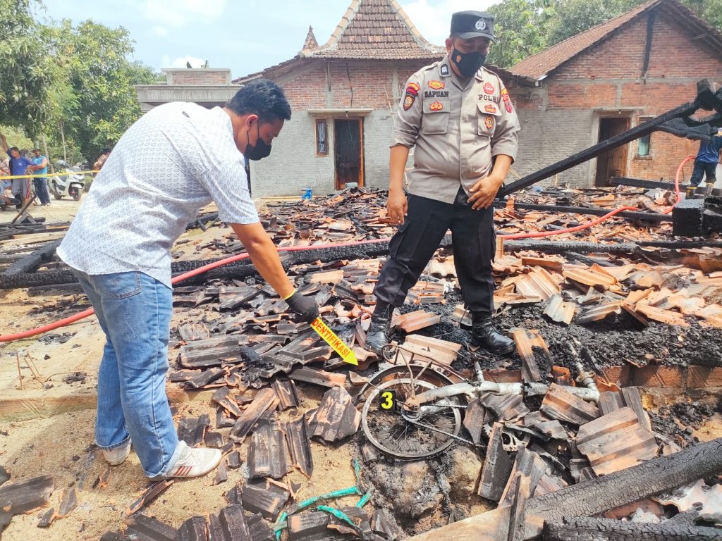 Korsleting Listrik, Rumah Joglo Hangus Dilalap si Jago Merah