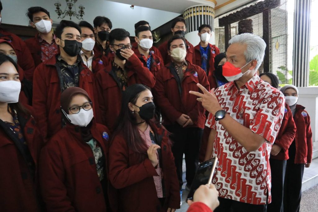 Jadi Grand Champion, Puluhan Mahasiswa Teknik Undip Datangi Rumah Dinas Ganjar