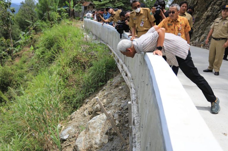 Gubernur Temukan Proyek Jalan Bantuan Keuangan Provinsi Tidak Sempurna