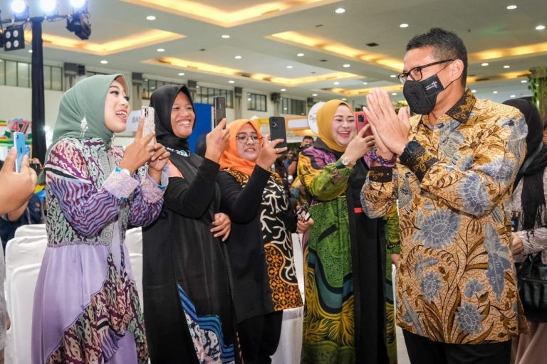 Gaet Pasar Timur Tengah, Menparekraf Kenalkan Produk Ekraf Halal Indonesia di KTT G20