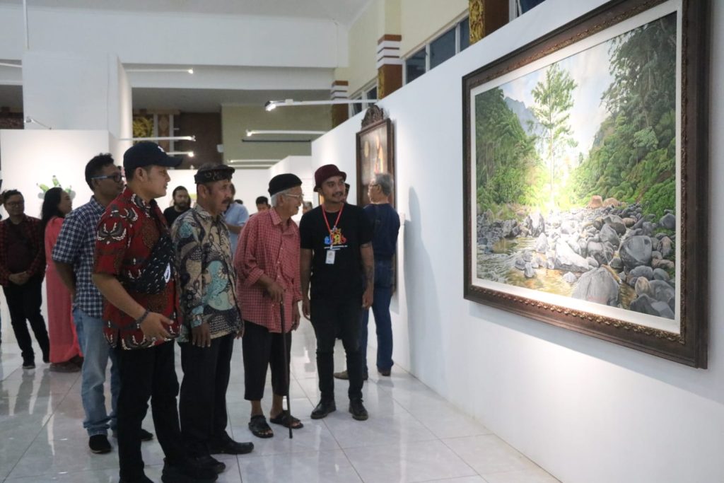 Puluhan Lukisan Pesisiran Dipamerkan, Usung Pesan Pelestarian Lingkungan