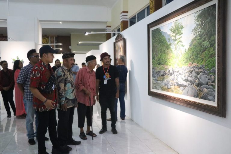 Puluhan Lukisan Pesisiran Dipamerkan, Usung Pesan Pelestarian Lingkungan