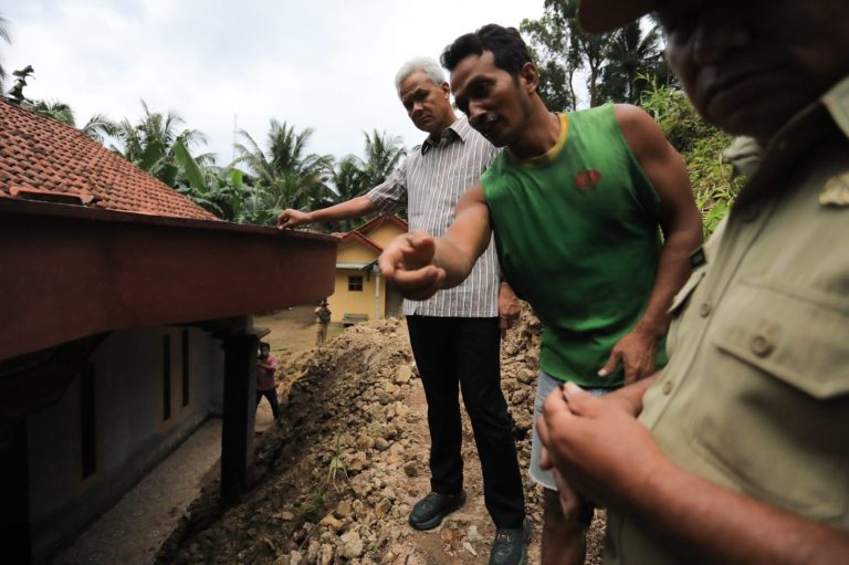 Ganjar Bantu Ponirah yang Rumahnya Rata dengan Tanah