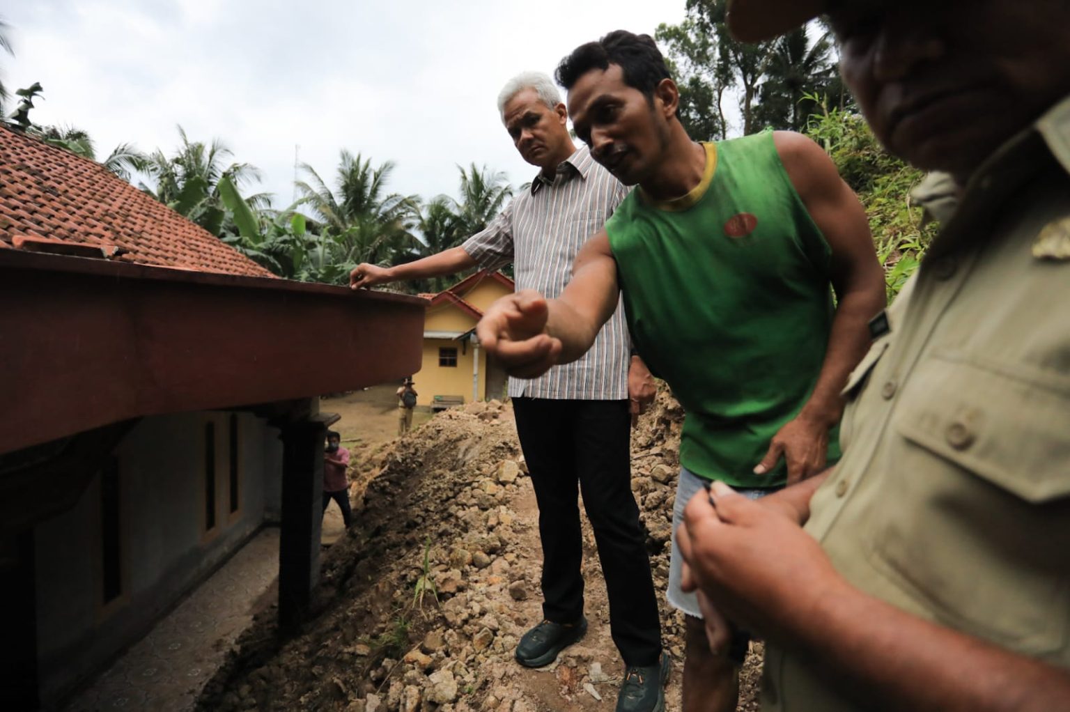 Ganjar Bantu Ponirah yang Rumahnya Rata dengan Tanah