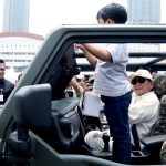 Menhan Prabowo Jajal Rantis Elektrik Pindad, Supiri Anak-anak di Indodefence 2022