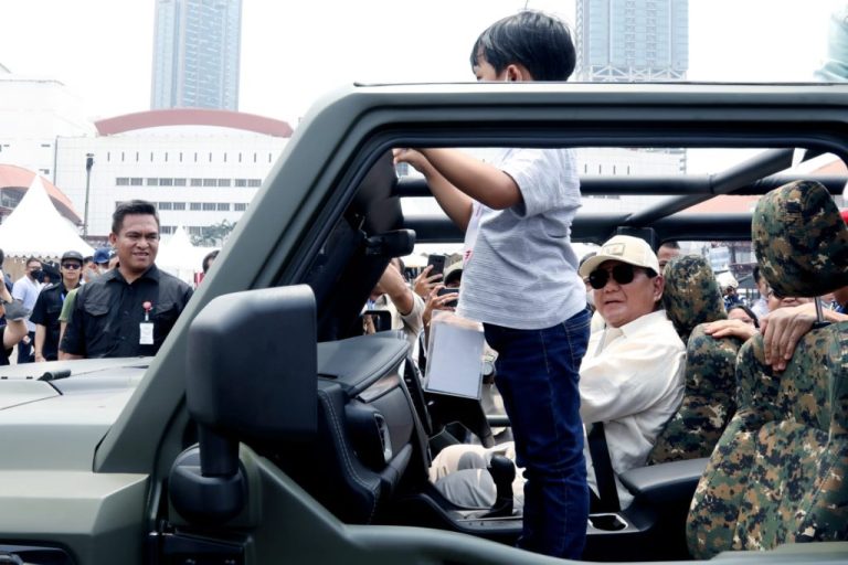 Menhan Prabowo Jajal Rantis Elektrik Pindad, Supiri Anak-anak di Indodefence 2022