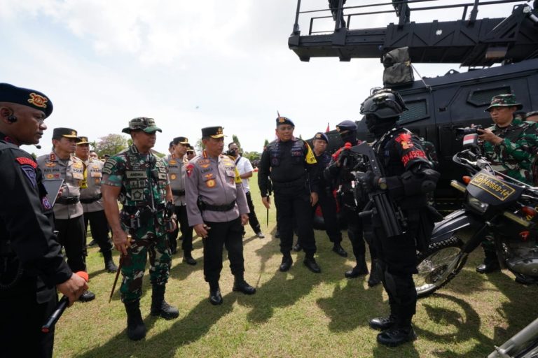 Kapolri Bersama Panglima TNI Pimpin Apel Gelar Pasukan Operasi Puri Agung 2022