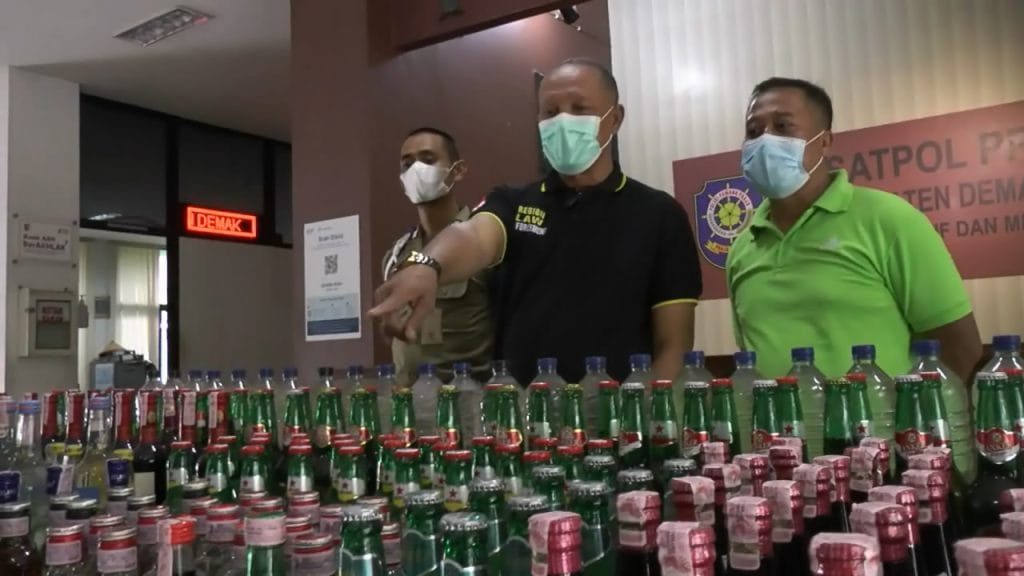 Satpol PP Sita Ratusan Botol Miras dari Tempat Hiburan Karoke dan Warung Remang-Remang