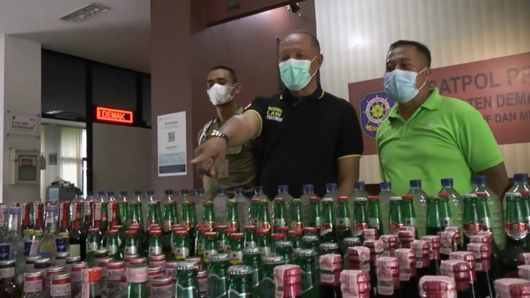 Satpol PP Sita Ratusan Botol Miras dari Tempat Hiburan Karoke dan Warung Remang-Remang