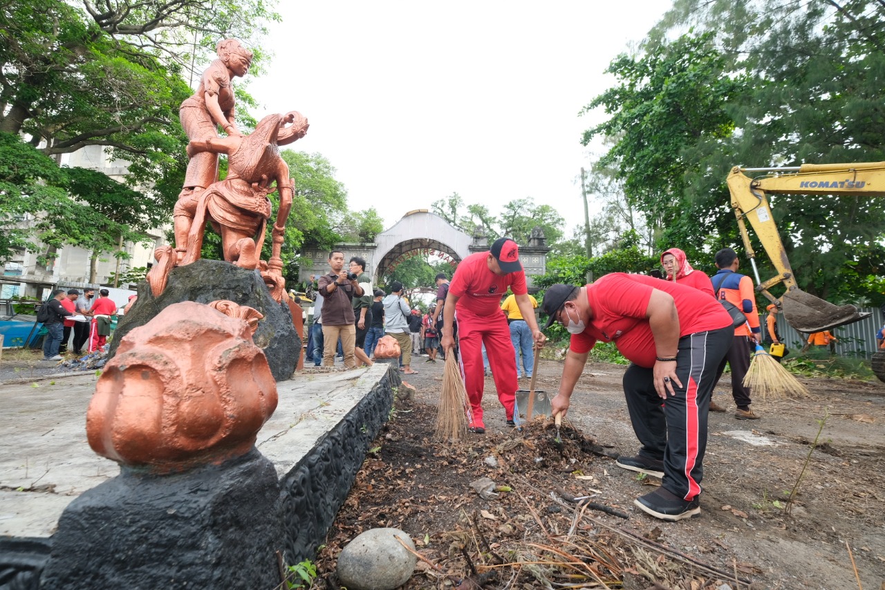 Gotong Royong, Taman Sriwedari Dibersihkan 1.500 Aparat Gabungan