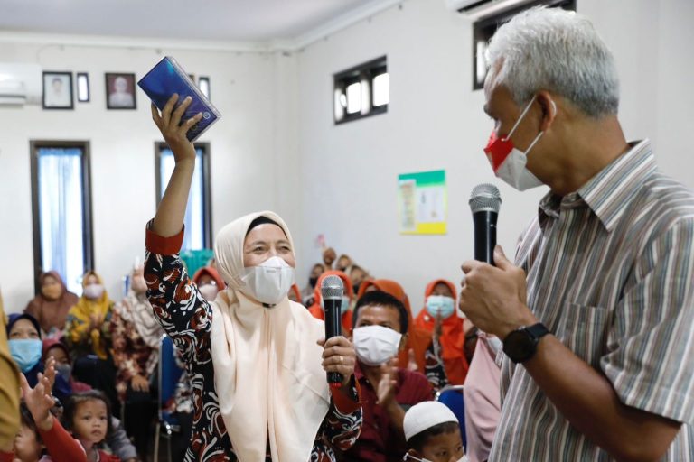 Ganjar Apresiasi Salamah, Kader Kesehatan yang Mengabdi 35 Tahun