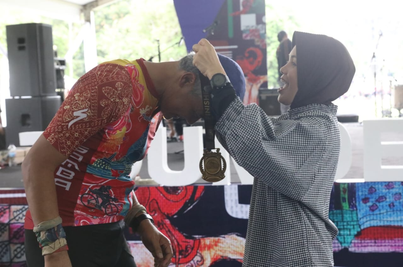 Rampungkan 104 Km, Ganjar Finish TDB Dikalungi Medali Siti Atikoh