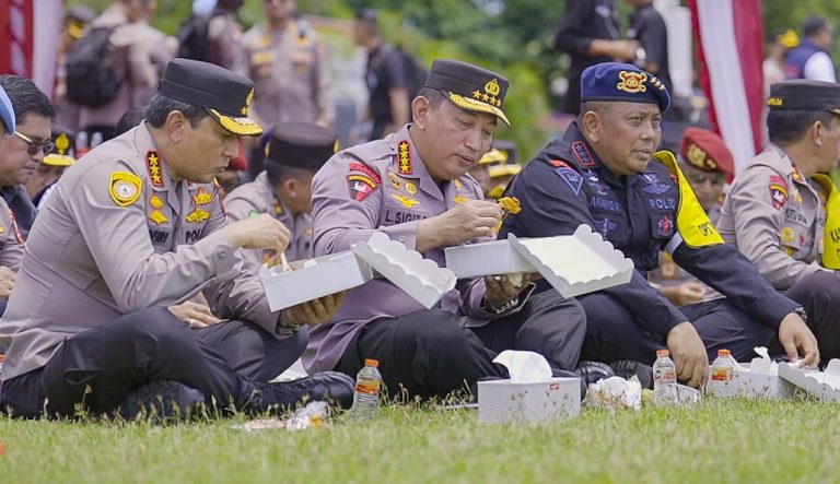 Kapolri Santap Siang Bersama Anggota di Lapangan Niti Mandala Renon