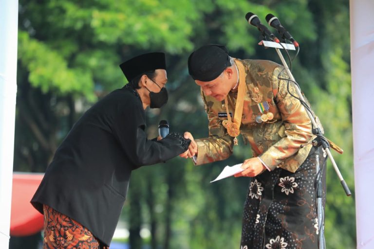 Subari, Petani dari Kendal Naik Mimbar Upacara Hari Pahlawan di Simpang Lima