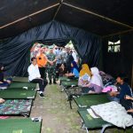 Presiden Jokowi Kunjungi Tenda Pengungsi Korban Gempa di Cianjur