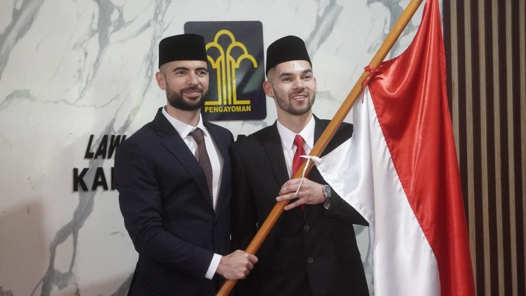 Jordi Amat dan Sandy Walsh Resmi Jadi WNI, Diantar Iwan Bule Urus KTP