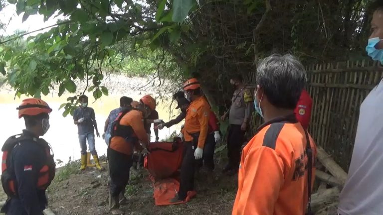 Pria Tanpa Identitas Ditemukan Mengapung Tak Bernyawa di Sungai Lusi Grobogan