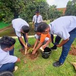 Peringati Hari Guru, SMPN 2 Tlogowungu Tanam 380 Pohon