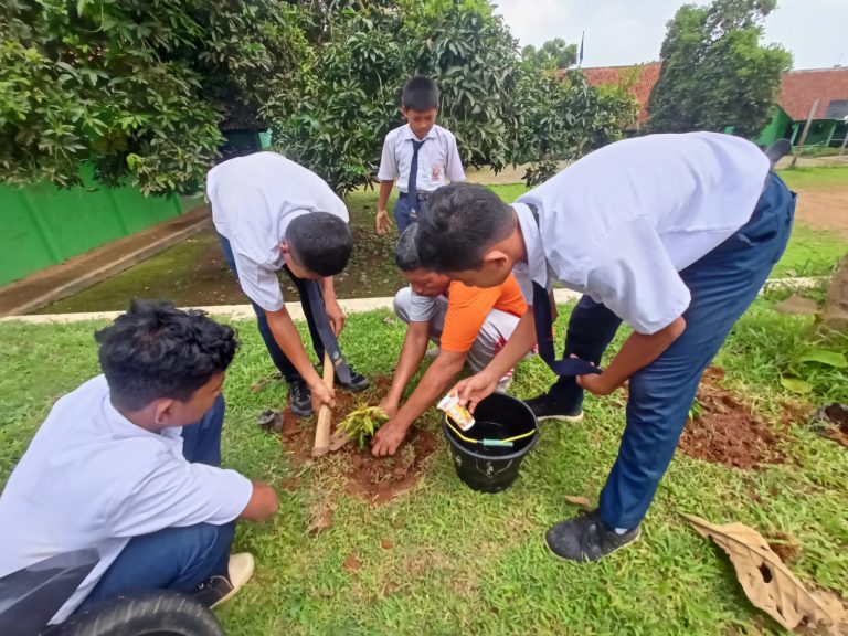 Peringati Hari Guru, SMPN 2 Tlogowungu Tanam 380 Pohon