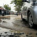 Warga Grobogan Keluhkan Akses Jalan Penghubung Dua Kabupaten Rusak Parah