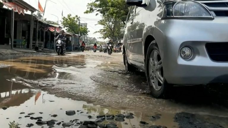 Warga Grobogan Keluhkan Akses Jalan Penghubung Dua Kabupaten Rusak Parah