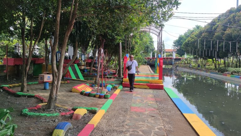 Taman Kali Tuntang di Sepanjang Jalan Kiai Singkil Kembali Berwarna
