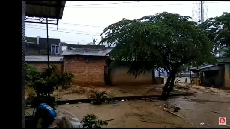 Diguyur Hujan Deras, Jalan Raya Sukolilo-Prawoto Pati dan Sekitarnya Dilanda Banjir Bandang