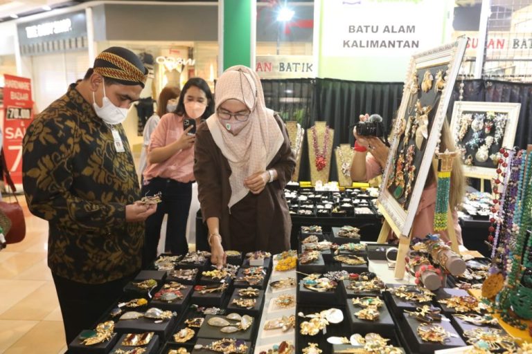 Dongkrak Pertumbuhan Ekonomi, Gus Yasin Minta Gencarkan Pembelian Produk Lokal
