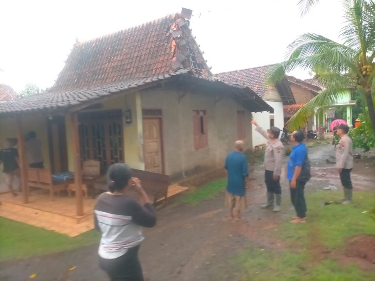 Rumah Warga di Kecamatan Dukuhseti dan Tayu Rusak Diterjang Angin Kencang