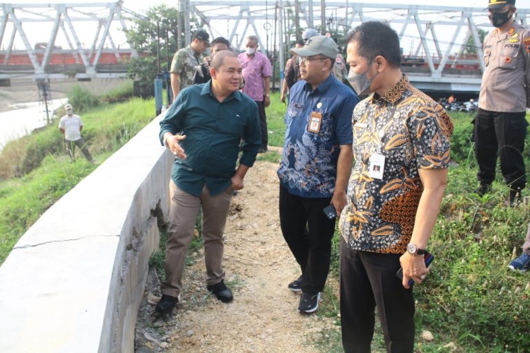 Rawan, Tanggul Sungai Wulan di Dukuh Tanggulangin Retak Sepanjang 10 Meter
