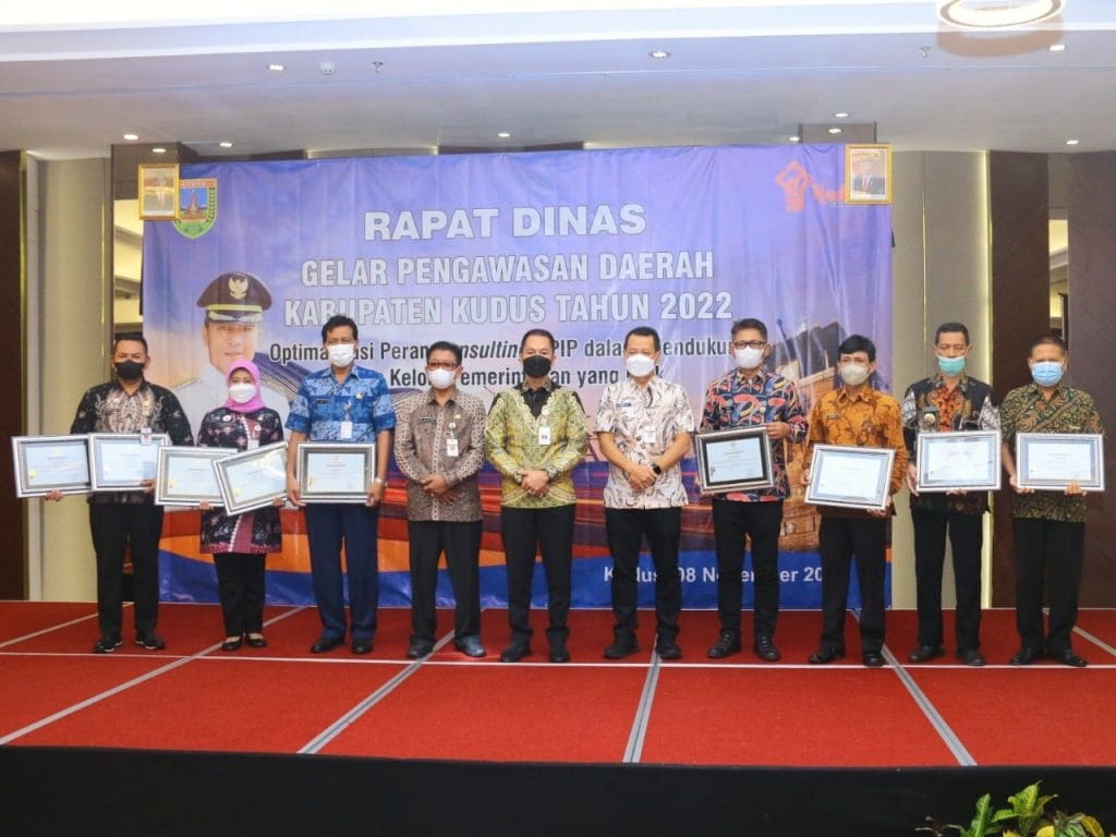 Singgung Profesionalisme dalam Larwasda, Bupati Beri Penghargaan Dinas dan Desa Terbaik