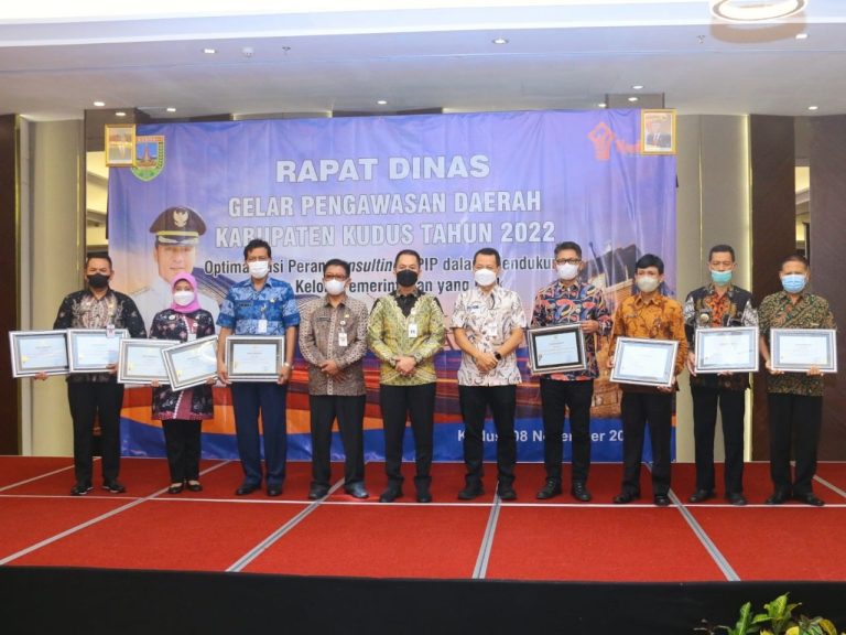 Singgung Profesionalisme dalam Larwasda, Bupati Beri Penghargaan Dinas dan Desa Terbaik
