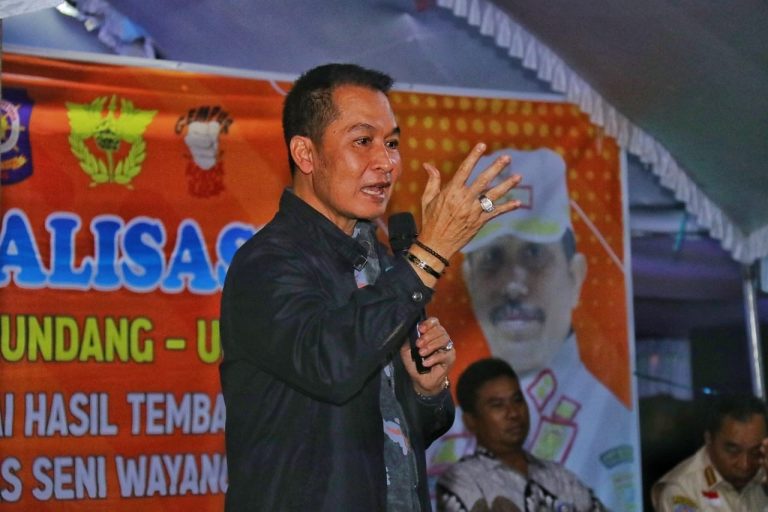 Warga Kudus Sumringah Sosialisasi DBHCHT Tampilkan Pementasan Wayang