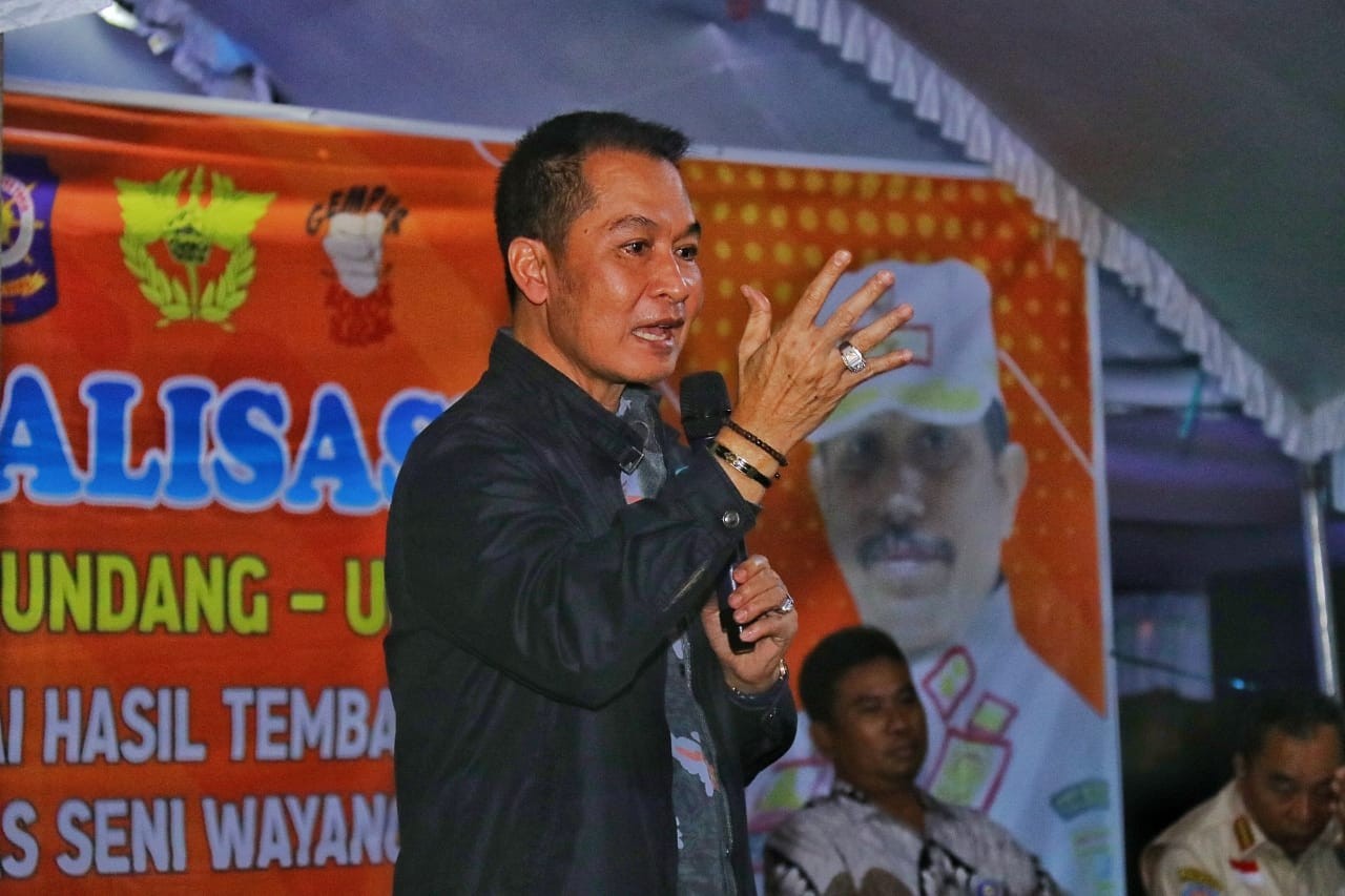 Warga Kudus Sumringah Sosialisasi DBHCHT Tampilkan Pementasan Wayang