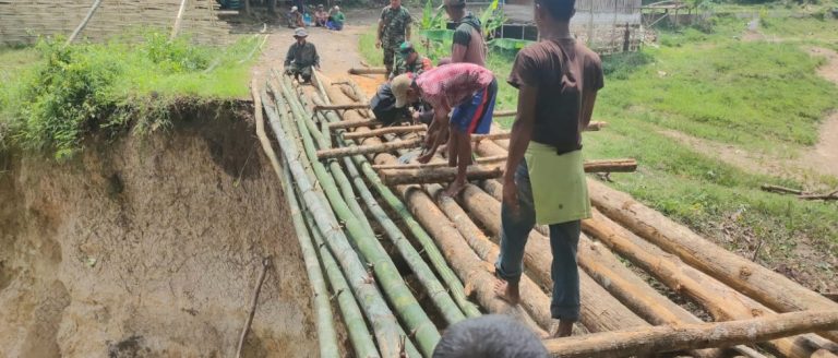 Tergerus Derasnya Arus Sungai, Jembatan di Desa Bancang Rembang Putus