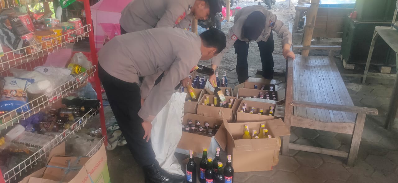 Polsek Wedarijaksa Gelar Operasi, Sita Ratusan Botol Miras Berbagai Merek
