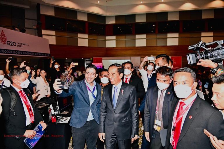 Jokowi Sapa Awak Media dan Tinjau Media Center KTT G20