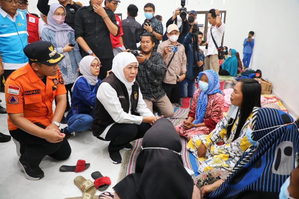 Gubernur Khofifah Tinjau Posko Pengungsian dan Lokasi Dampak APG Semeru