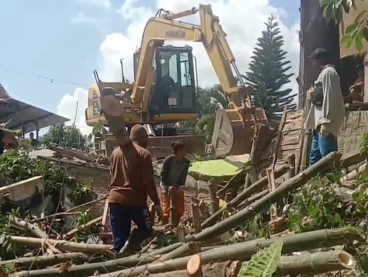 DPUPR Blora Melakukan Penanganan Darurat Longsoran Sungai Lusi di Kelurahan Mlangsen