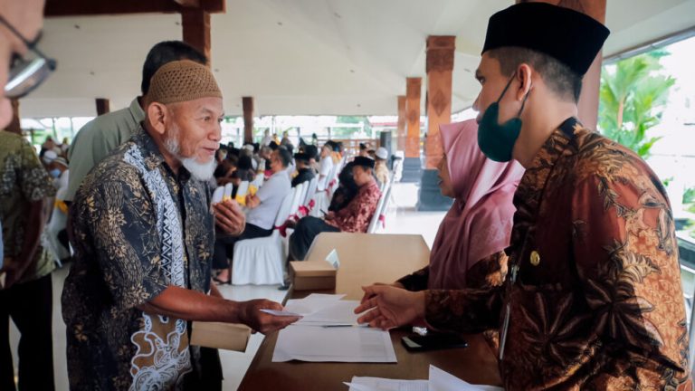 Pemkot Magelang Bagikan Insentif untuk 155 Marbot Masjid