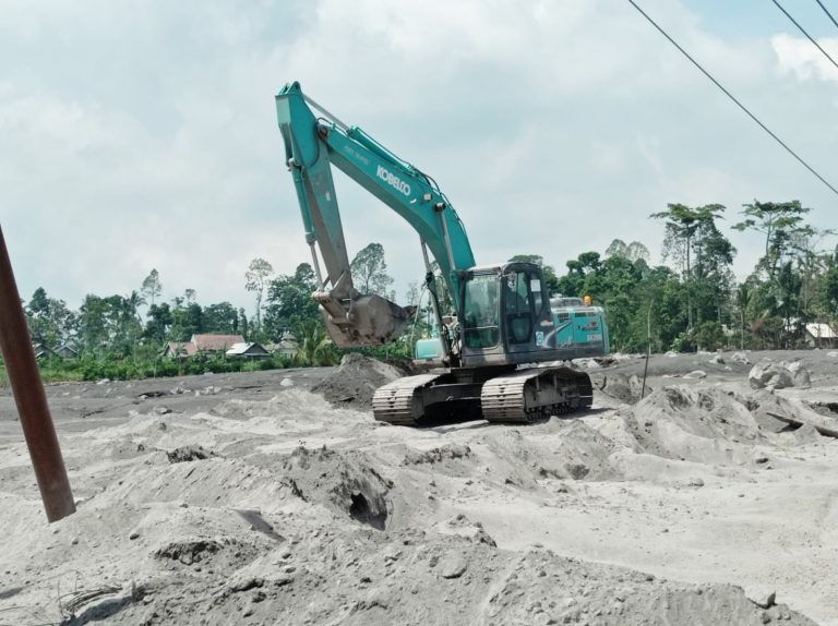 Jalur Curah Kobokan dan Kajar Kuning Lumajang, Mulai Dibersihkan dari Material Vulkanik