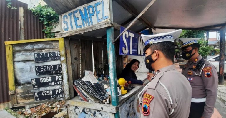 Satlantas Polres Grobogan Sambangi Pembuat Pelat Nomor Kendaraan