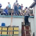 Kompak Bersama Warga, Bhabinkamtibmas Perbaiki Rumah Korban Puting Beliung