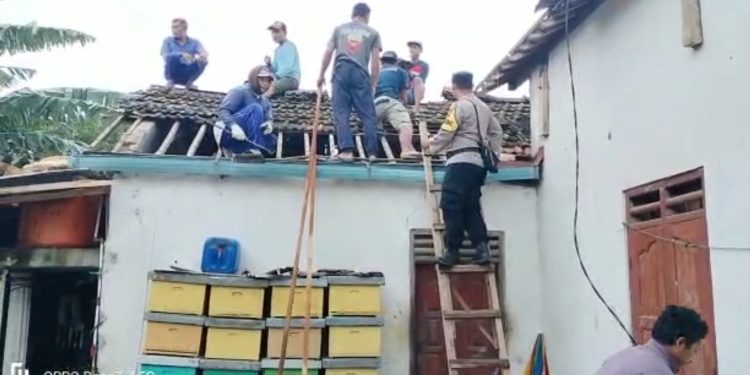 Kompak Bersama Warga, Bhabinkamtibmas Perbaiki Rumah Korban Puting Beliung