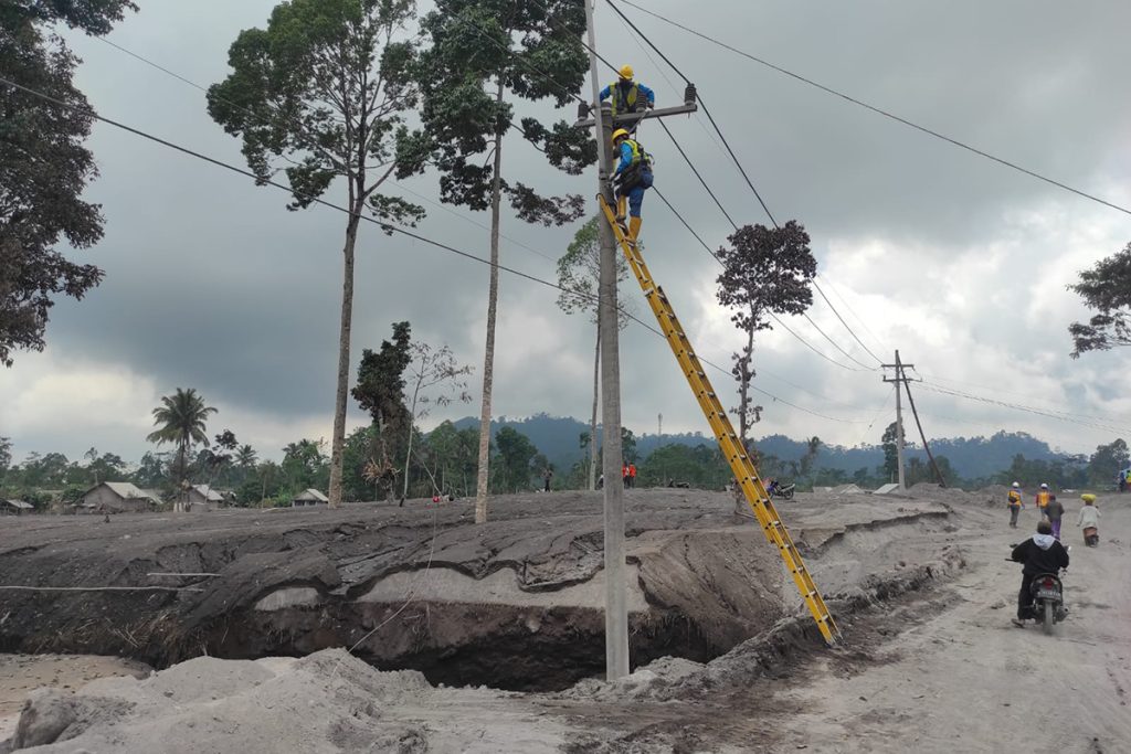 Pulihkan Kelistrikan Pasca Erupsi, Warga Semeru Kembali Terang