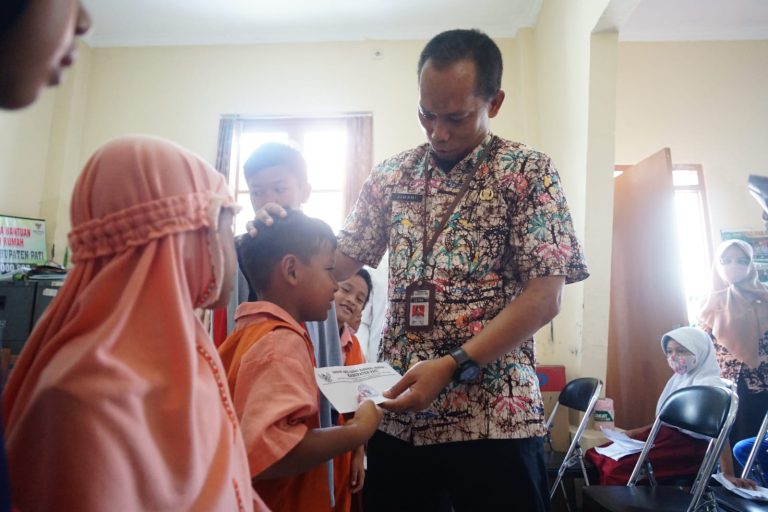 Baznas Serahkan Bantuan Pendidikan Rp 841 Juta, untuk Ratusan Siswa SD dan MI yang Kurang Mampu