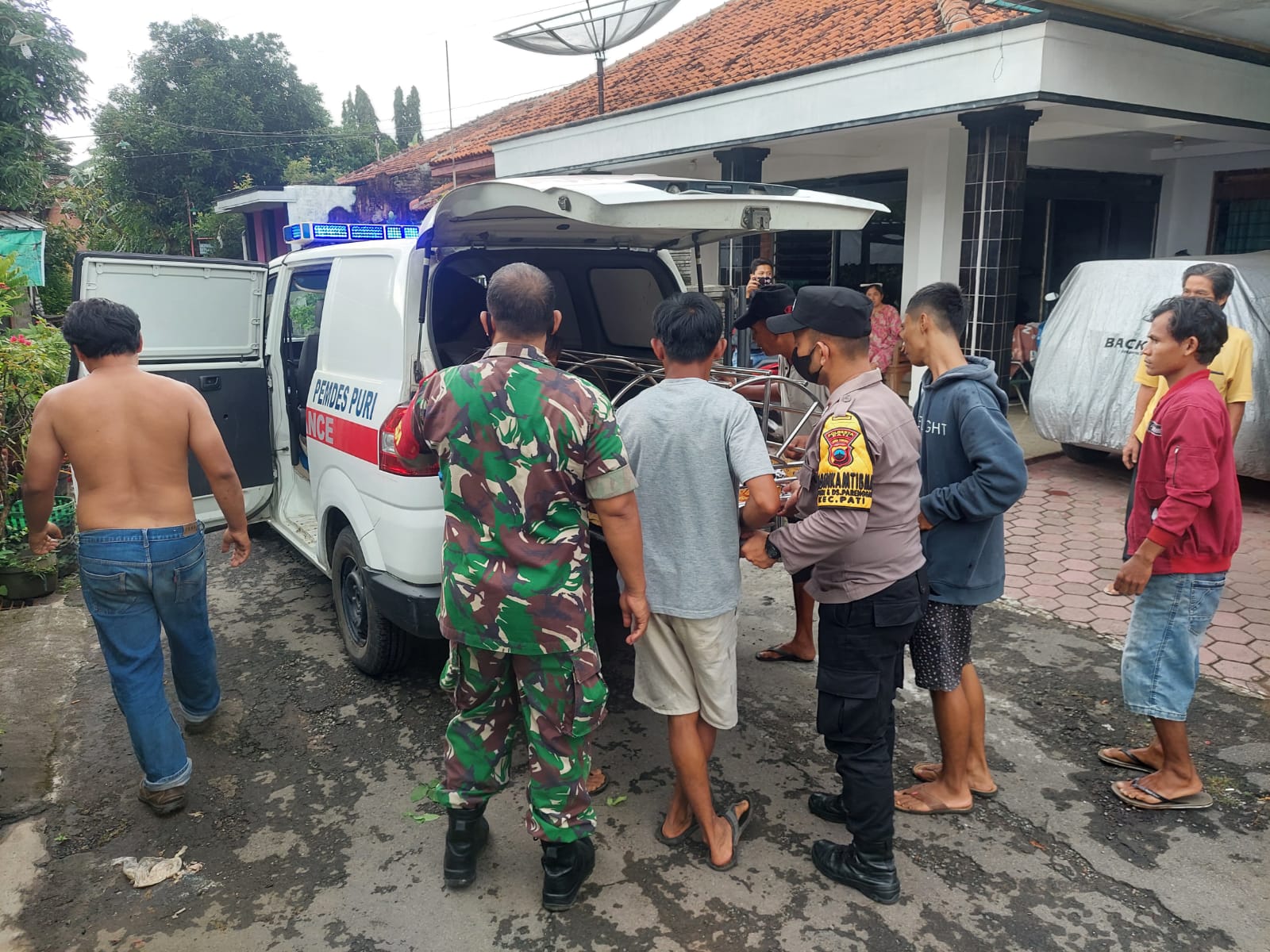 Polsek Pati Evakuasi Jenazah, yang Ditemukan Meninggal di Kamar Kos