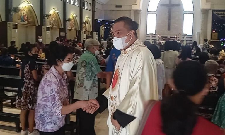 Setelah Dua Tahun Terbatas, Jemaat Sambut Gembira Misa Tatap Muka