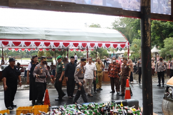 Jelang Nataru, Ribuan Botol Miras Dimusnahkan Polres Grobogan